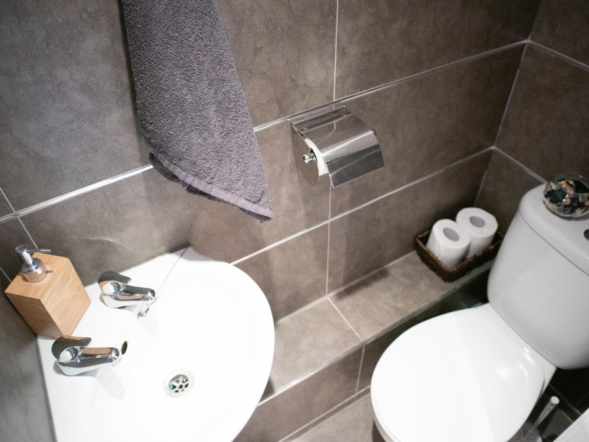 Bright Private Terrace - Free Private Parking - Tv - Wifi - Netflix Apartment Croydon Luaran gambar