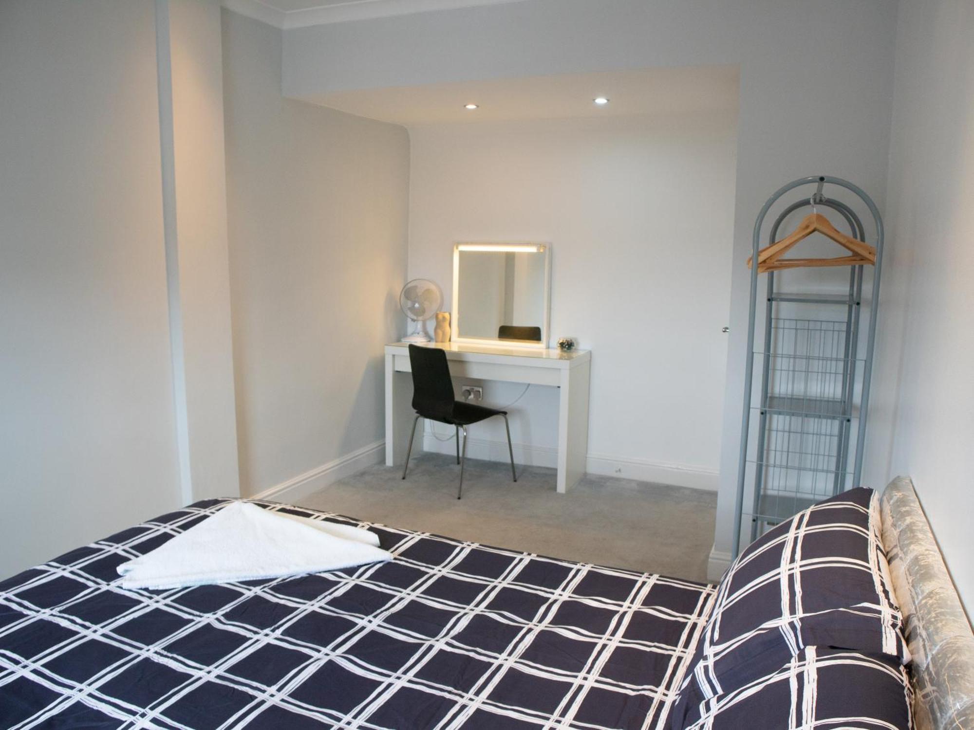 Bright Private Terrace - Free Private Parking - Tv - Wifi - Netflix Apartment Croydon Luaran gambar